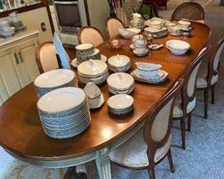 Lovely table and chairs (great condition)