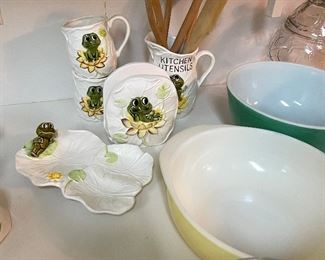 This frog set is my new favorite thing y’all they’re so stinking cute.  Also I asked why the frog clock from the previous picture is not with the other frog stuff and I was told to mind my own business and stick to writing funny captions.  Also cause it fit better in the cabinet.