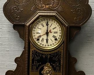 ANTIQUE KITCHEN/MANTLE CLOCK