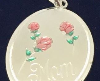 "MOM" PICTURE PENDANT