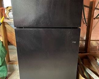 Hotpoint 15.6 cubic ft. refrigerator with top freezer