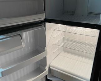Hotpoint 15.6 cubic ft. refrigerator with top freezer