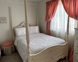 Queen 4 Post Bed 
( No Mattress) $750