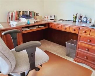 LARGE EXECTUTIVE OFFICE DESK