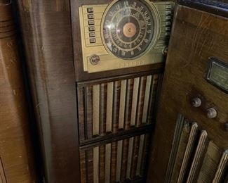 Antique Crosley Cabinet Tube Radio 
