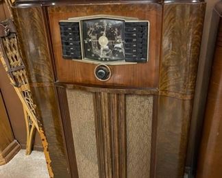 Antique Zenith Cabinet Console Radio 