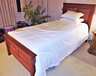 Cherry twin bed w/OSO power lift