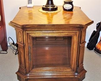 Nice quality lighted lamp table/curio combo