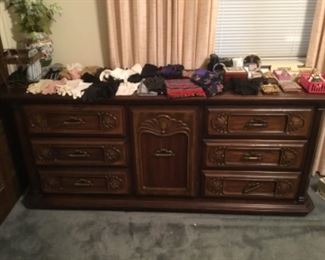 Dresser - has two mirrors that match 
