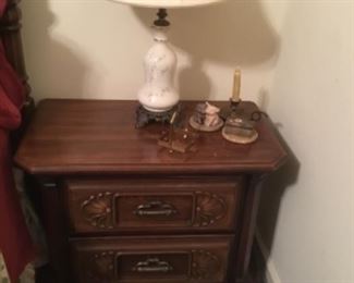 Night stand - lamp - collectibles 