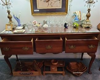 Buffet - excellent condition - lots of collectibles and great lamps 
