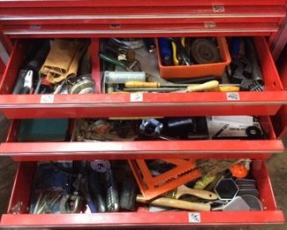 SNAP ON ROLL TOOL CAB LOADED WITH HAND TOOLS, AUTOMOTIVE TOOLS, CRAFTSMAN, VISE, TOOLBOX, TOOL CHEST TOOL CAB, SCREWDRIVERS, SOCKETS, RATCHETS, 