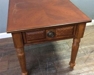 BROYHILL FURNITURE END TABLE