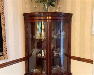 Corner cabinet with curved glass doors