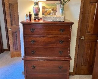 Mahogany chest of drawers 
