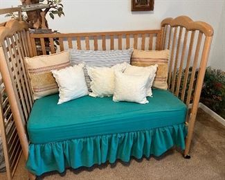 Convertible crib/day bed