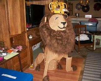 this guy is abour 4 1/2' feet tall