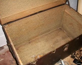 it does have the inside tray, not pictured