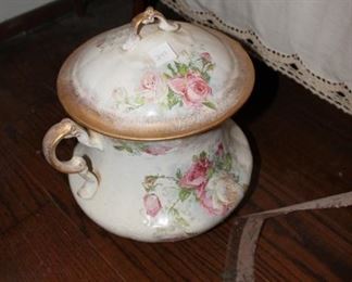 CHAMBER POT WITH LID