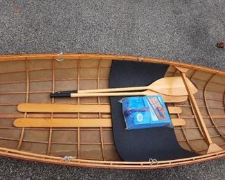 DuPont KEVLAR lightweight Nimrod 12 canoe by Platt Monfort with 2 wood oars and rooftop car carrier kit, excellent and ready to GO