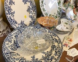 Love these blue and white dishes.