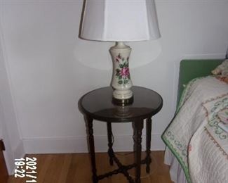 STAND WITH REEDED LEGS