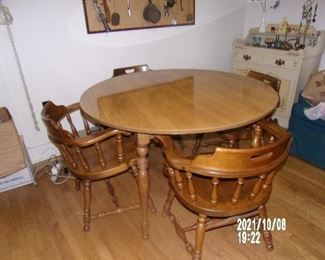KLING DINNING ROOM TABLE AND 4 CAPTAINS CHAIRS
