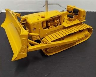 Cat 49-0123 D9D Track-Type Tractor 1:25 scale Limited Edition