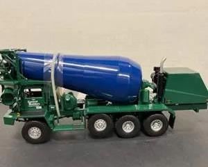 First Gear 19-3127 Oshkosh Front Discharge Mixer 1:34 Scale