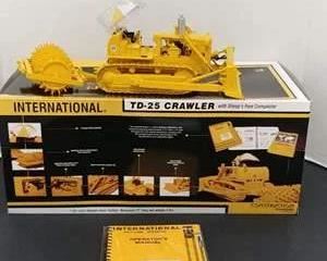 First Gear #70-0155 TD-Crawler w/ Sheep's Foot Compactor International 1:25