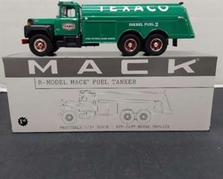 First Gear 19-2251 R-Model Mack Fuel Tanker Texaco Diesel 1:34 Scale