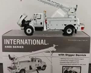 First Gear #19-3185 International 4400 Series with Digger Derrick 1:34 scale