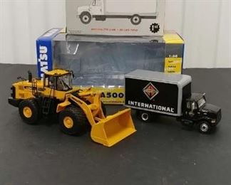 2 QTY * First Gear 59-0174 International Straight Truck 1:54 & #50-3121 Wa500 Wheel Loader Komat'su