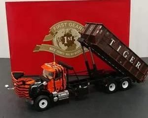 First Gear #19-3505 Mack Granite Roll-Off Refuse Truck 1:34