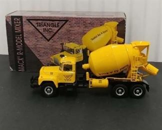 First Gear 19-2283 Mack R-Model Mixer 1:34