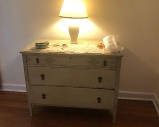 Has matching mirror pieces 