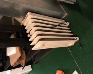 Like new electric heater, works great to warm up those frosty evenings right around the corner!  Winter's coming...make a smart buy!