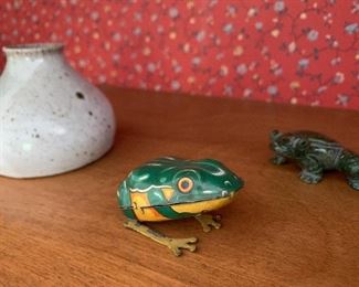 Frog tin toy 