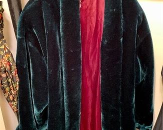 Luxuriously soft Deep Jade Green vintage coat will give you all the compliments you dream of this holiday season.   (XXL size)