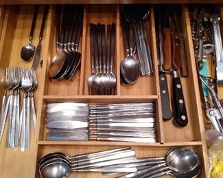 Another set of modern SS flatware 