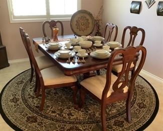 Formal ding room table with 6 chairs and 2 leafs
