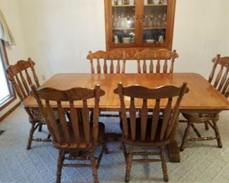 Oak dining room table with 6 chairs and leaves