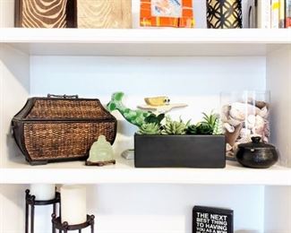 Various items of decor