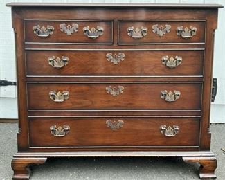 Traditional Chest Of Drawers
Lot #: 78