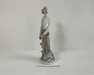 Lladro Don Quixote Standing Up Figurine
Lot #: 130