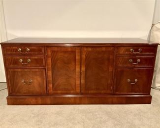Long Console 6FT
Lot #: 166