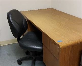 Ais043 - Office Desk w/4-Drawers and Office Chair