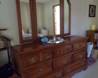 dresser w/mirror