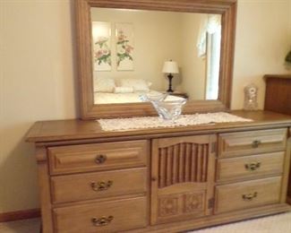 dresser w/mirror