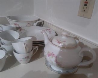 Closer look at the china dish set.